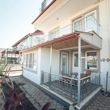 Fully Furnished Flat With Garden In Apartmán